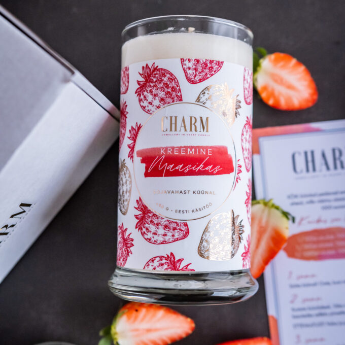 Charm Candle "Kreemine maasikas" - Kõrvarõngastega